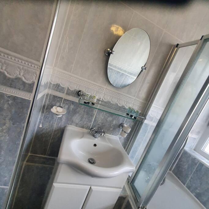 3Beds Family Friendly In London With Good Transport Links Apartment Exterior photo